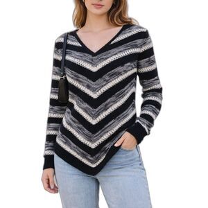 Almost Famous Black Gray Chevron V-Neck Sweater Women’s Size M Soft Knit V Neck